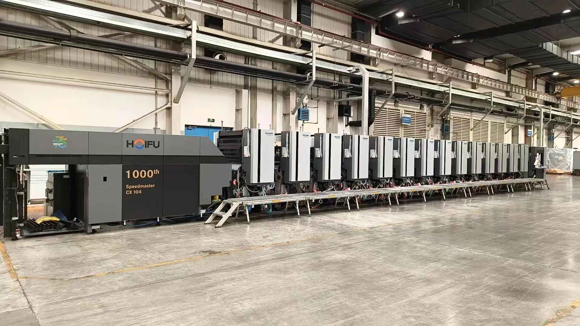 ماشین چاپ پرفروش جهانی - Speedmaster CX 104 که برای Hoifu در نظر گرفته شده است، یک پیکربندی ویژه با مجموع ۱۴ واحد است.